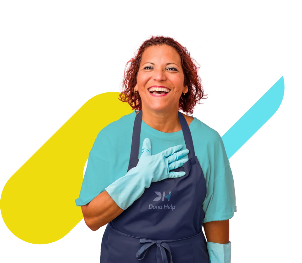Helper profissional da Dona Help sorrindo